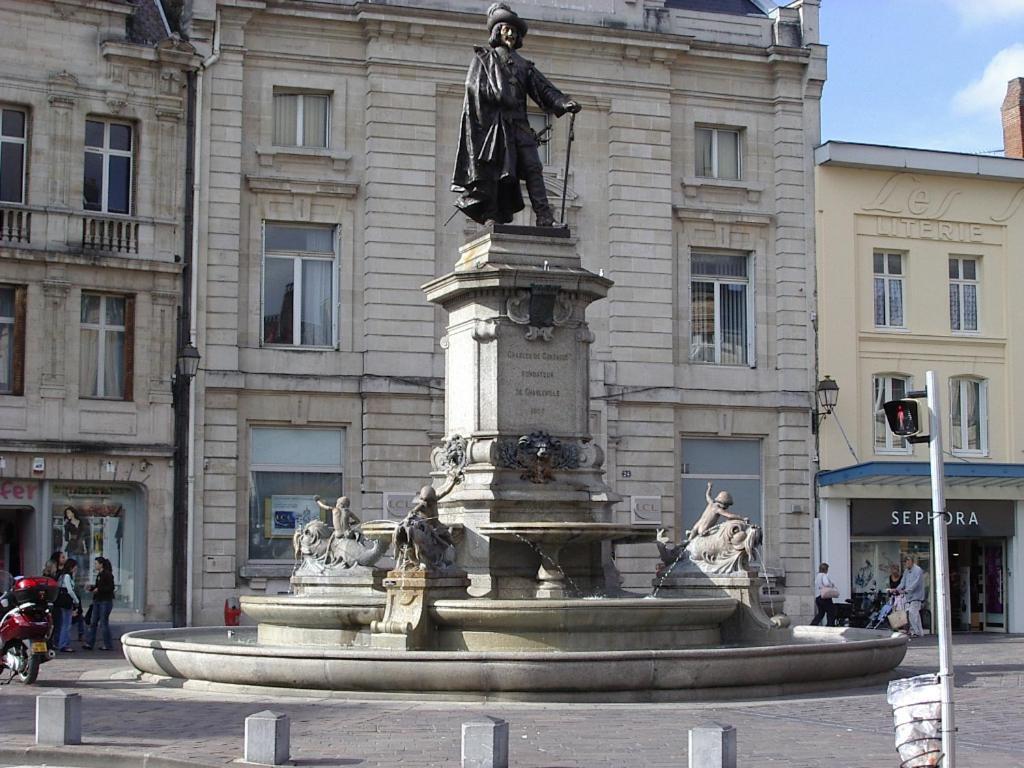 Budget Appart Avec Parking Au Centre-Ville Charleville-Mezieres Exterior photo